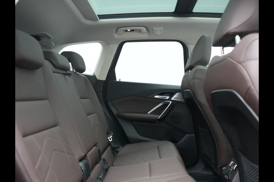 BMW iX1 xDrive30 X Line 67 kWh 313pk Dealer O.H. | Trekhaak Af Fabriek | Panodak | Head Up | Adaptive Cruise | 360 Camera | Harman / Kardon | Lederen Sportstoelen Massage & Memory | Keyless | Sfeerverlichting | Stoelen & Stuur Verwarmd | Apple Carplay | Widescreen Navi | DAB | 19"L.M |