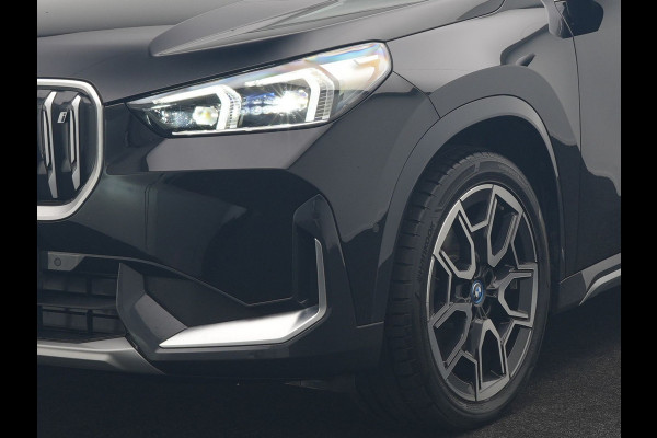 BMW iX1 xDrive30 X Line 67 kWh 313pk Dealer O.H. | Trekhaak Af Fabriek | Panodak | Head Up | Adaptive Cruise | 360 Camera | Harman / Kardon | Lederen Sportstoelen Massage & Memory | Keyless | Sfeerverlichting | Stoelen & Stuur Verwarmd | Apple Carplay | Widescreen Navi | DAB | 19"L.M |