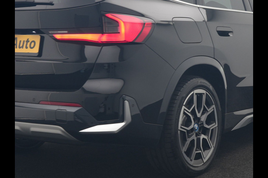 BMW iX1 xDrive30 X Line 67 kWh 313pk Dealer O.H. | Trekhaak Af Fabriek | Panodak | Head Up | Adaptive Cruise | 360 Camera | Harman / Kardon | Lederen Sportstoelen Massage & Memory | Keyless | Sfeerverlichting | Stoelen & Stuur Verwarmd | Apple Carplay | Widescreen Navi | DAB | 19"L.M |