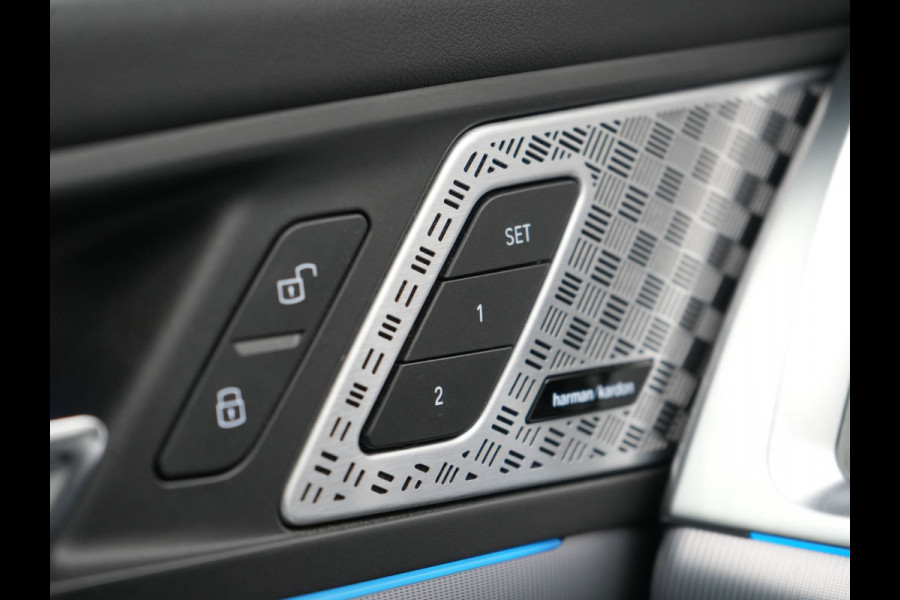 BMW iX1 xDrive30 X Line 67 kWh 313pk Dealer O.H. | Trekhaak Af Fabriek | Panodak | Head Up | Adaptive Cruise | 360 Camera | Harman / Kardon | Lederen Sportstoelen Massage & Memory | Keyless | Sfeerverlichting | Stoelen & Stuur Verwarmd | Apple Carplay | Widescreen Navi | DAB | 19"L.M |
