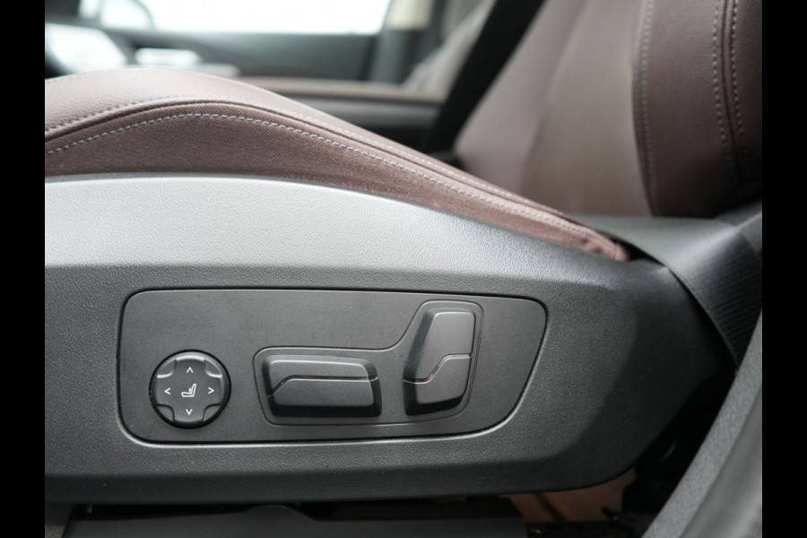 BMW iX1 xDrive30 X Line 67 kWh 313pk Dealer O.H. | Trekhaak Af Fabriek | Panodak | Head Up | Adaptive Cruise | 360 Camera | Harman / Kardon | Lederen Sportstoelen Massage & Memory | Keyless | Sfeerverlichting | Stoelen & Stuur Verwarmd | Apple Carplay | Widescreen Navi | DAB | 19"L.M |