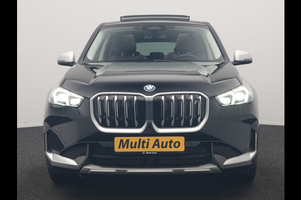 BMW iX1 xDrive30 X Line 67 kWh 313pk Dealer O.H. | Trekhaak Af Fabriek | Panodak | Head Up | Adaptive Cruise | 360 Camera | Harman / Kardon | Lederen Sportstoelen Massage & Memory | Keyless | Sfeerverlichting | Stoelen & Stuur Verwarmd | Apple Carplay | Widescreen Navi | DAB | 19"L.M |
