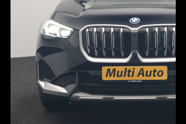 BMW iX1 xDrive30 X Line 67 kWh 313pk Dealer O.H. | Trekhaak Af Fabriek | Panodak | Head Up | Adaptive Cruise | 360 Camera | Harman / Kardon | Lederen Sportstoelen Massage & Memory | Keyless | Sfeerverlichting | Stoelen & Stuur Verwarmd | Apple Carplay | Widescreen Navi | DAB | 19"L.M |