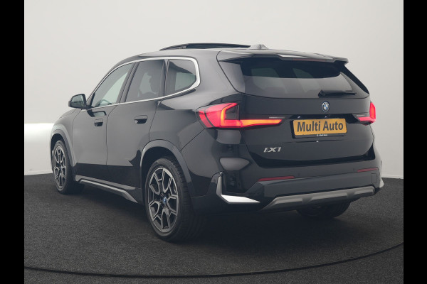 BMW iX1 xDrive30 X Line 67 kWh 313pk Dealer O.H. | Trekhaak Af Fabriek | Panodak | Head Up | Adaptive Cruise | 360 Camera | Harman / Kardon | Lederen Sportstoelen Massage & Memory | Keyless | Sfeerverlichting | Stoelen & Stuur Verwarmd | Apple Carplay | Widescreen Navi | DAB | 19"L.M |