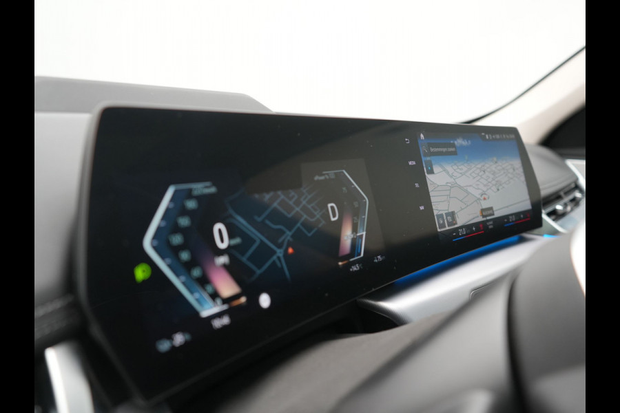 BMW iX1 xDrive30 X Line 67 kWh 313pk Dealer O.H. | Trekhaak Af Fabriek | Panodak | Head Up | Adaptive Cruise | 360 Camera | Harman / Kardon | Lederen Sportstoelen Massage & Memory | Keyless | Sfeerverlichting | Stoelen & Stuur Verwarmd | Apple Carplay | Widescreen Navi | DAB | 19"L.M |