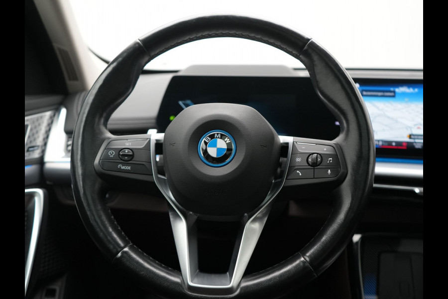 BMW iX1 xDrive30 X Line 67 kWh 313pk Dealer O.H. | Trekhaak Af Fabriek | Panodak | Head Up | Adaptive Cruise | 360 Camera | Harman / Kardon | Lederen Sportstoelen Massage & Memory | Keyless | Sfeerverlichting | Stoelen & Stuur Verwarmd | Apple Carplay | Widescreen Navi | DAB | 19"L.M |