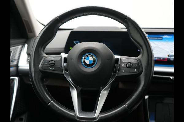 BMW iX1 xDrive30 X Line 67 kWh 313pk Dealer O.H. | Trekhaak Af Fabriek | Panodak | Head Up | Adaptive Cruise | 360 Camera | Harman / Kardon | Lederen Sportstoelen Massage & Memory | Keyless | Sfeerverlichting | Stoelen & Stuur Verwarmd | Apple Carplay | Widescreen Navi | DAB | 19"L.M |