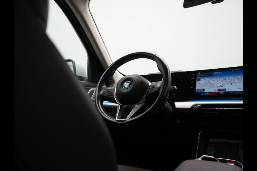 BMW iX1 xDrive30 X Line 67 kWh 313pk Dealer O.H. | Trekhaak Af Fabriek | Panodak | Head Up | Adaptive Cruise | 360 Camera | Harman / Kardon | Lederen Sportstoelen Massage & Memory | Keyless | Sfeerverlichting | Stoelen & Stuur Verwarmd | Apple Carplay | Widescreen Navi | DAB | 19"L.M |