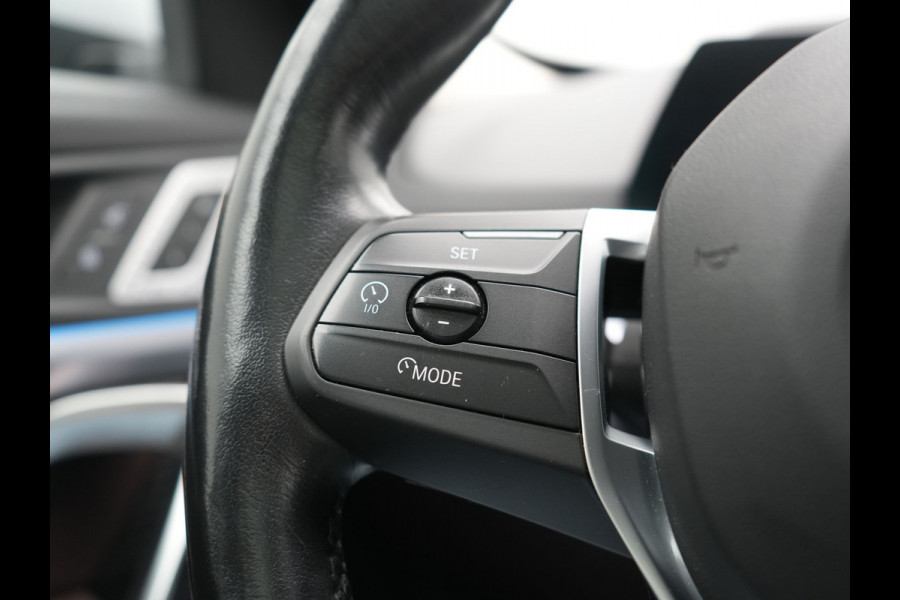 BMW iX1 xDrive30 X Line 67 kWh 313pk Dealer O.H. | Trekhaak Af Fabriek | Panodak | Head Up | Adaptive Cruise | 360 Camera | Harman / Kardon | Lederen Sportstoelen Massage & Memory | Keyless | Sfeerverlichting | Stoelen & Stuur Verwarmd | Apple Carplay | Widescreen Navi | DAB | 19"L.M |