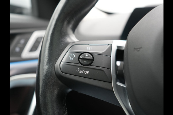 BMW iX1 xDrive30 X Line 67 kWh 313pk Dealer O.H. | Trekhaak Af Fabriek | Panodak | Head Up | Adaptive Cruise | 360 Camera | Harman / Kardon | Lederen Sportstoelen Massage & Memory | Keyless | Sfeerverlichting | Stoelen & Stuur Verwarmd | Apple Carplay | Widescreen Navi | DAB | 19"L.M |