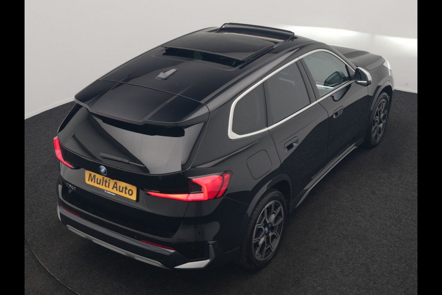 BMW iX1 xDrive30 X Line 67 kWh 313pk Dealer O.H. | Trekhaak Af Fabriek | Panodak | Head Up | Adaptive Cruise | 360 Camera | Harman / Kardon | Lederen Sportstoelen Massage & Memory | Keyless | Sfeerverlichting | Stoelen & Stuur Verwarmd | Apple Carplay | Widescreen Navi | DAB | 19"L.M |