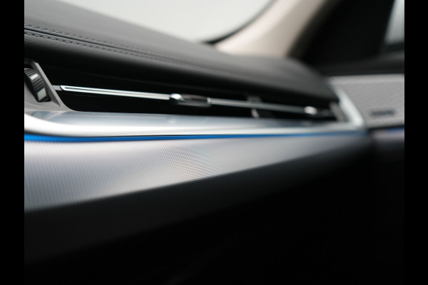 BMW iX1 xDrive30 X Line 67 kWh 313pk Dealer O.H. | Trekhaak Af Fabriek | Panodak | Head Up | Adaptive Cruise | 360 Camera | Harman / Kardon | Lederen Sportstoelen Massage & Memory | Keyless | Sfeerverlichting | Stoelen & Stuur Verwarmd | Apple Carplay | Widescreen Navi | DAB | 19"L.M |