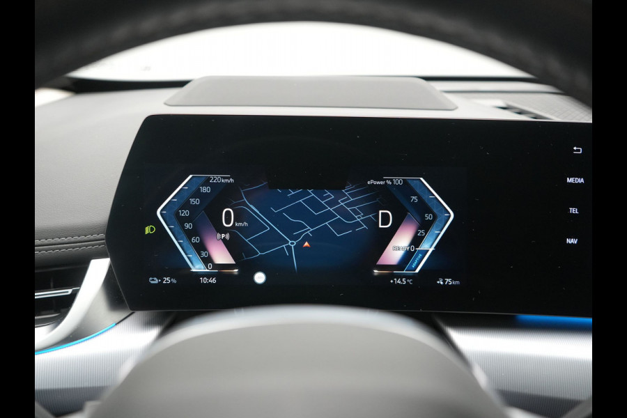 BMW iX1 xDrive30 X Line 67 kWh 313pk Dealer O.H. | Trekhaak Af Fabriek | Panodak | Head Up | Adaptive Cruise | 360 Camera | Harman / Kardon | Lederen Sportstoelen Massage & Memory | Keyless | Sfeerverlichting | Stoelen & Stuur Verwarmd | Apple Carplay | Widescreen Navi | DAB | 19"L.M |