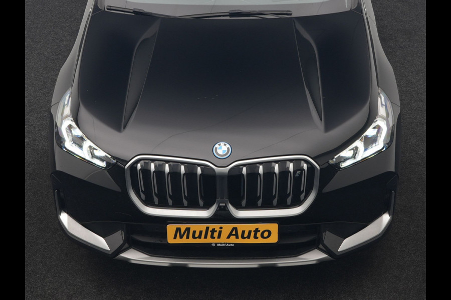 BMW iX1 xDrive30 X Line 67 kWh 313pk Dealer O.H. | Trekhaak Af Fabriek | Panodak | Head Up | Adaptive Cruise | 360 Camera | Harman / Kardon | Lederen Sportstoelen Massage & Memory | Keyless | Sfeerverlichting | Stoelen & Stuur Verwarmd | Apple Carplay | Widescreen Navi | DAB | 19"L.M |