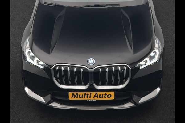 BMW iX1 xDrive30 X Line 67 kWh 313pk Dealer O.H. | Trekhaak Af Fabriek | Panodak | Head Up | Adaptive Cruise | 360 Camera | Harman / Kardon | Lederen Sportstoelen Massage & Memory | Keyless | Sfeerverlichting | Stoelen & Stuur Verwarmd | Apple Carplay | Widescreen Navi | DAB | 19"L.M |