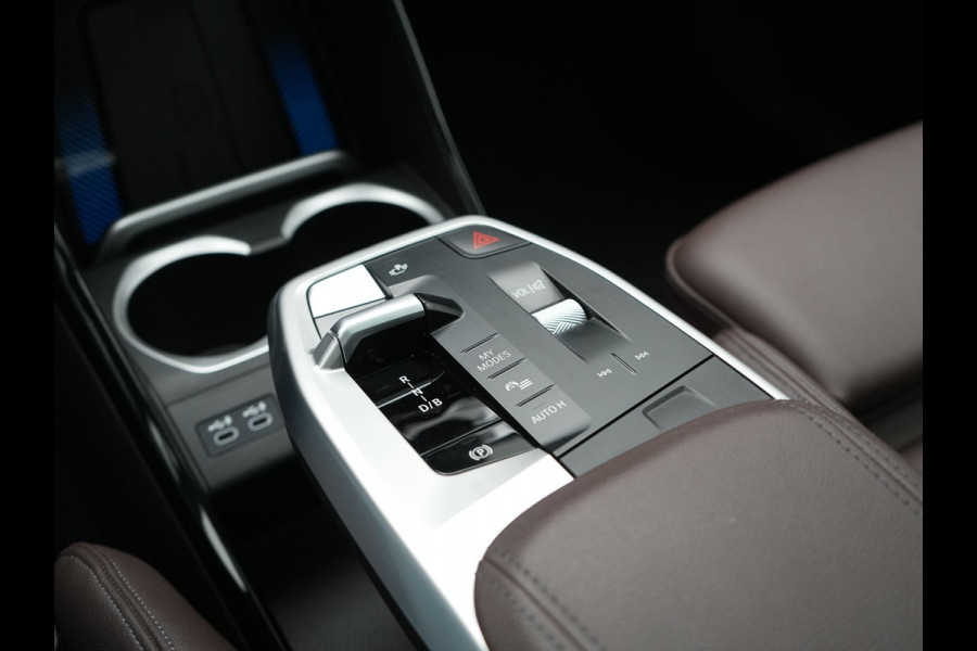 BMW iX1 xDrive30 X Line 67 kWh 313pk Dealer O.H. | Trekhaak Af Fabriek | Panodak | Head Up | Adaptive Cruise | 360 Camera | Harman / Kardon | Lederen Sportstoelen Massage & Memory | Keyless | Sfeerverlichting | Stoelen & Stuur Verwarmd | Apple Carplay | Widescreen Navi | DAB | 19"L.M |