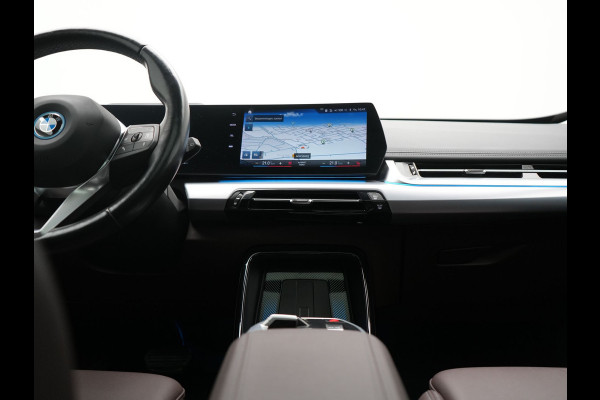 BMW iX1 xDrive30 X Line 67 kWh 313pk Dealer O.H. | Trekhaak Af Fabriek | Panodak | Head Up | Adaptive Cruise | 360 Camera | Harman / Kardon | Lederen Sportstoelen Massage & Memory | Keyless | Sfeerverlichting | Stoelen & Stuur Verwarmd | Apple Carplay | Widescreen Navi | DAB | 19"L.M |