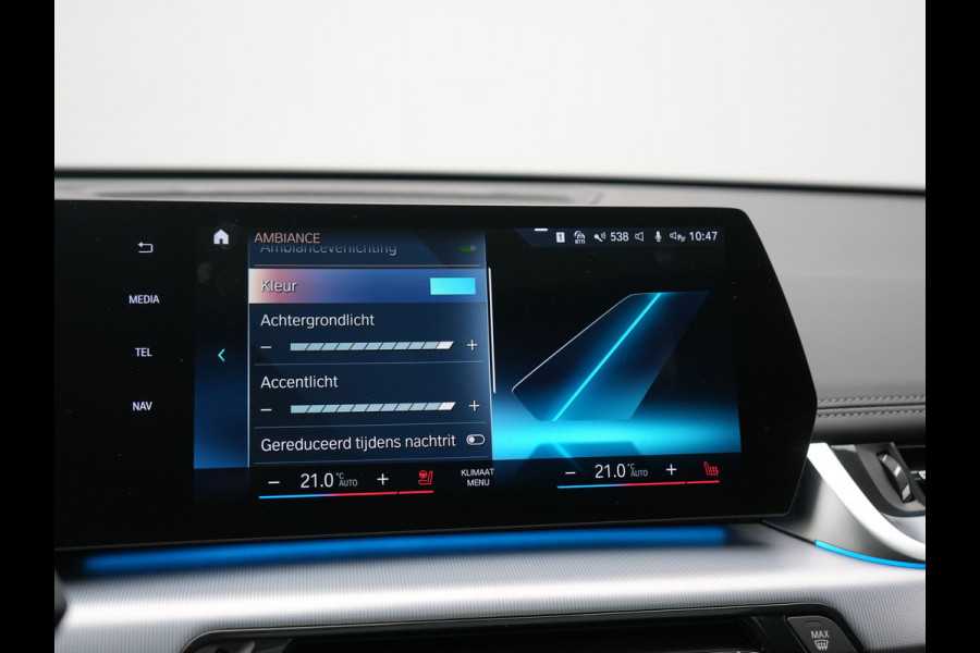 BMW iX1 xDrive30 X Line 67 kWh 313pk Dealer O.H. | Trekhaak Af Fabriek | Panodak | Head Up | Adaptive Cruise | 360 Camera | Harman / Kardon | Lederen Sportstoelen Massage & Memory | Keyless | Sfeerverlichting | Stoelen & Stuur Verwarmd | Apple Carplay | Widescreen Navi | DAB | 19"L.M |