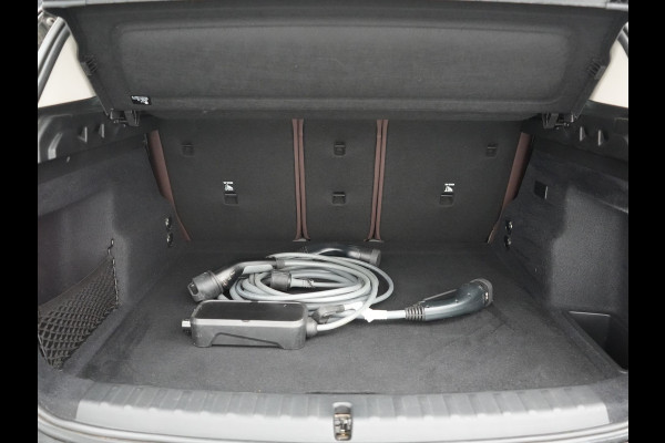 BMW iX1 xDrive30 X Line 67 kWh 313pk Dealer O.H. | Trekhaak Af Fabriek | Panodak | Head Up | Adaptive Cruise | 360 Camera | Harman / Kardon | Lederen Sportstoelen Massage & Memory | Keyless | Sfeerverlichting | Stoelen & Stuur Verwarmd | Apple Carplay | Widescreen Navi | DAB | 19"L.M |