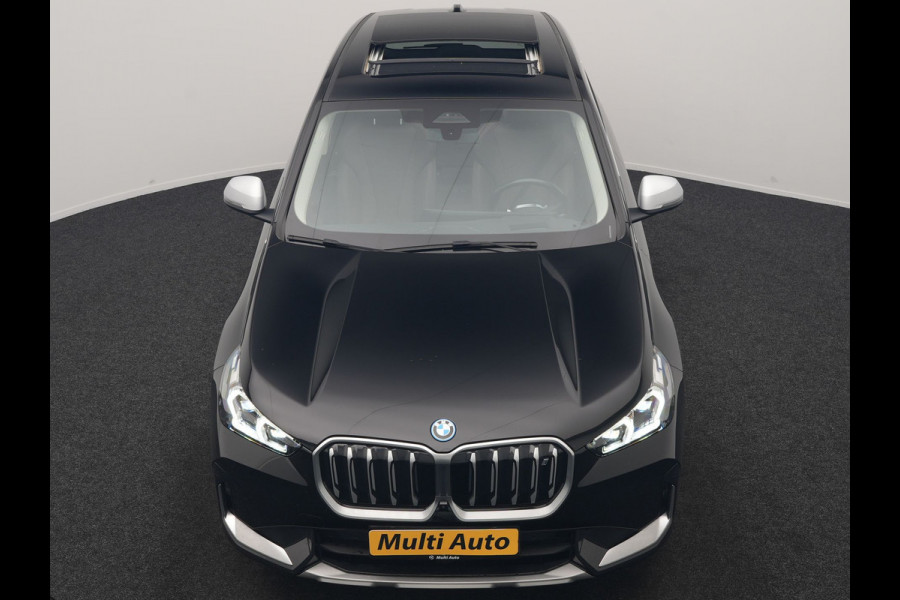 BMW iX1 xDrive30 X Line 67 kWh 313pk Dealer O.H. | Trekhaak Af Fabriek | Panodak | Head Up | Adaptive Cruise | 360 Camera | Harman / Kardon | Lederen Sportstoelen Massage & Memory | Keyless | Sfeerverlichting | Stoelen & Stuur Verwarmd | Apple Carplay | Widescreen Navi | DAB | 19"L.M |