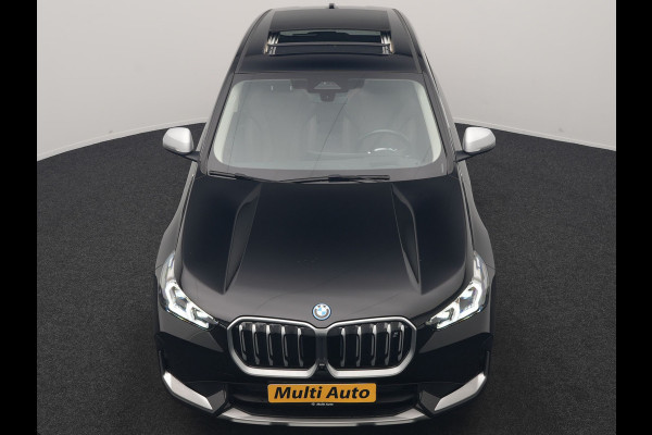 BMW iX1 xDrive30 X Line 67 kWh 313pk Dealer O.H. | Trekhaak Af Fabriek | Panodak | Head Up | Adaptive Cruise | 360 Camera | Harman / Kardon | Lederen Sportstoelen Massage & Memory | Keyless | Sfeerverlichting | Stoelen & Stuur Verwarmd | Apple Carplay | Widescreen Navi | DAB | 19"L.M |