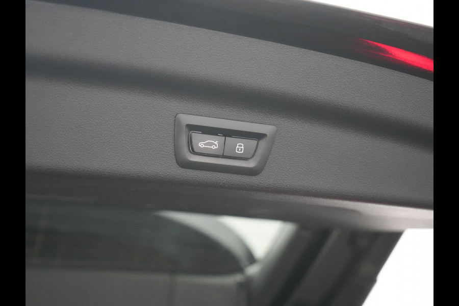 BMW iX1 xDrive30 X Line 67 kWh 313pk Dealer O.H. | Trekhaak Af Fabriek | Panodak | Head Up | Adaptive Cruise | 360 Camera | Harman / Kardon | Lederen Sportstoelen Massage & Memory | Keyless | Sfeerverlichting | Stoelen & Stuur Verwarmd | Apple Carplay | Widescreen Navi | DAB | 19"L.M |