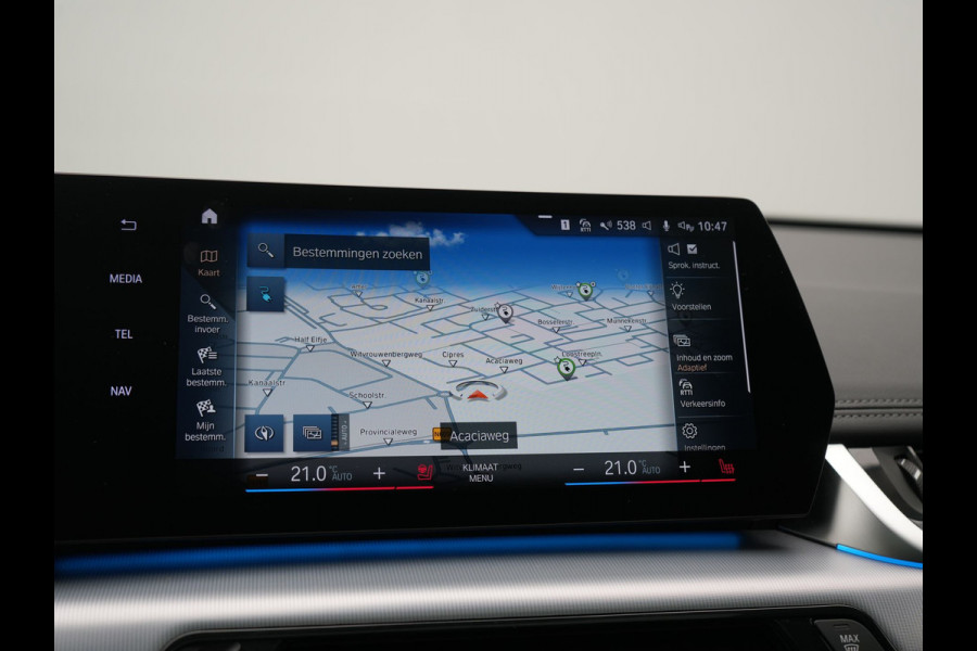 BMW iX1 xDrive30 X Line 67 kWh 313pk Dealer O.H. | Trekhaak Af Fabriek | Panodak | Head Up | Adaptive Cruise | 360 Camera | Harman / Kardon | Lederen Sportstoelen Massage & Memory | Keyless | Sfeerverlichting | Stoelen & Stuur Verwarmd | Apple Carplay | Widescreen Navi | DAB | 19"L.M |