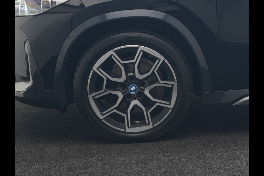 BMW iX1 xDrive30 X Line 67 kWh 313pk Dealer O.H. | Trekhaak Af Fabriek | Panodak | Head Up | Adaptive Cruise | 360 Camera | Harman / Kardon | Lederen Sportstoelen Massage & Memory | Keyless | Sfeerverlichting | Stoelen & Stuur Verwarmd | Apple Carplay | Widescreen Navi | DAB | 19"L.M |
