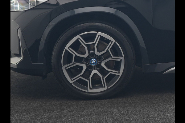 BMW iX1 xDrive30 X Line 67 kWh 313pk Dealer O.H. | Trekhaak Af Fabriek | Panodak | Head Up | Adaptive Cruise | 360 Camera | Harman / Kardon | Lederen Sportstoelen Massage & Memory | Keyless | Sfeerverlichting | Stoelen & Stuur Verwarmd | Apple Carplay | Widescreen Navi | DAB | 19"L.M |