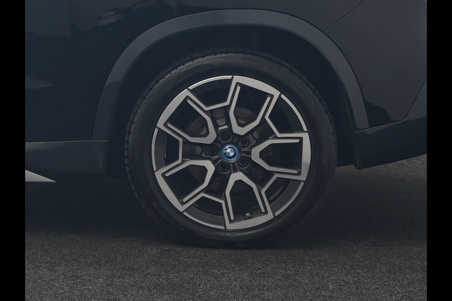 BMW iX1 xDrive30 X Line 67 kWh 313pk Dealer O.H. | Trekhaak Af Fabriek | Panodak | Head Up | Adaptive Cruise | 360 Camera | Harman / Kardon | Lederen Sportstoelen Massage & Memory | Keyless | Sfeerverlichting | Stoelen & Stuur Verwarmd | Apple Carplay | Widescreen Navi | DAB | 19"L.M |