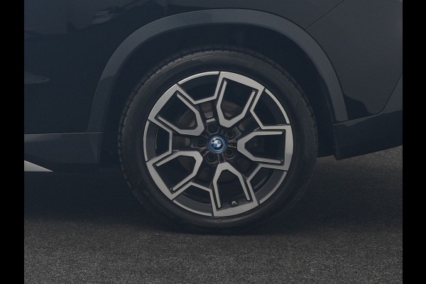 BMW iX1 xDrive30 X Line 67 kWh 313pk Dealer O.H. | Trekhaak Af Fabriek | Panodak | Head Up | Adaptive Cruise | 360 Camera | Harman / Kardon | Lederen Sportstoelen Massage & Memory | Keyless | Sfeerverlichting | Stoelen & Stuur Verwarmd | Apple Carplay | Widescreen Navi | DAB | 19"L.M |