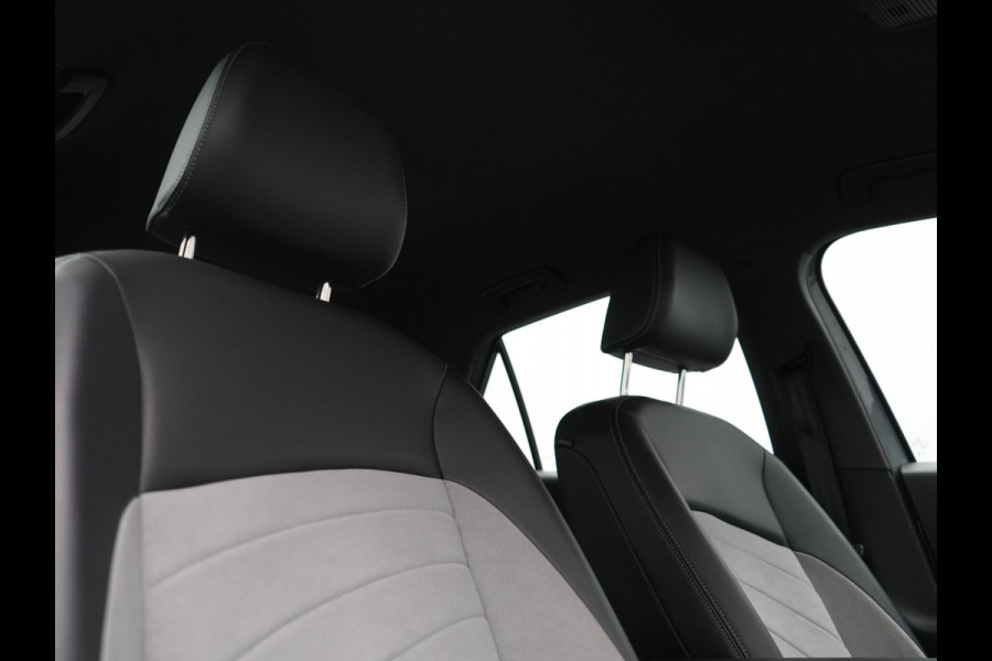 Volkswagen ID.3 Pro S 77 kWh 204pk Dealer O.H. | Adaptive Cruise | Camera | Warmtepomp | Keyless | Stuur Verwarmd | Sfeerverlichting | Apple Carplay | DAB | 19"L.M | Park Assist |