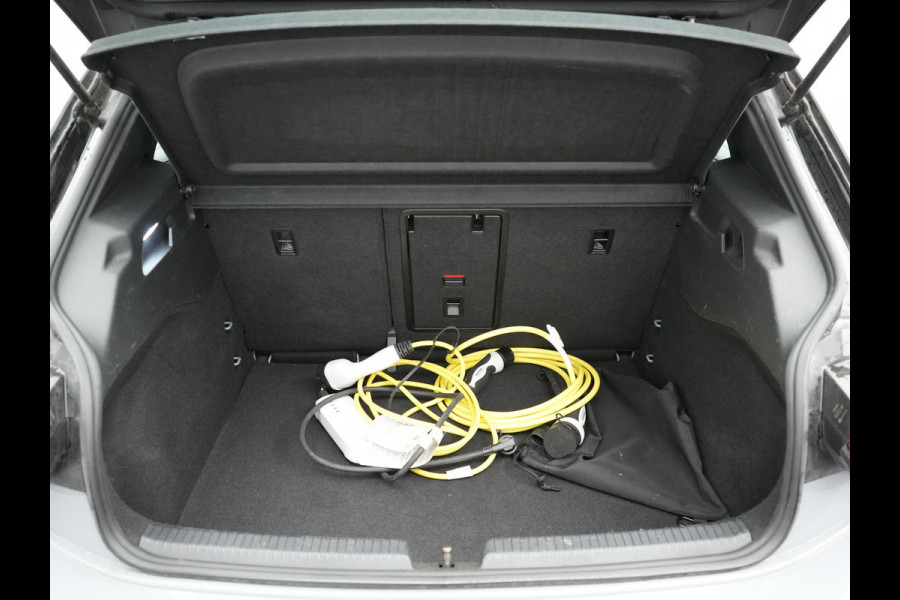 Volkswagen ID.3 Pro S 77 kWh 204pk Dealer O.H. | Adaptive Cruise | Camera | Warmtepomp | Keyless | Stuur Verwarmd | Sfeerverlichting | Apple Carplay | DAB | 19"L.M | Park Assist |
