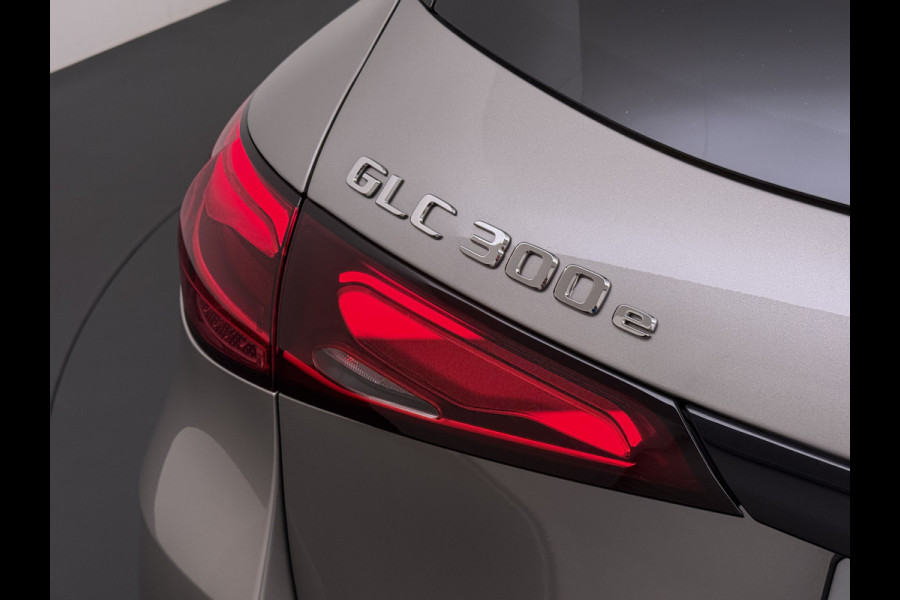 Mercedes-Benz GLC 300e AMG 4Matic // SoH 99% // Panoramadak // Trekhaak // Achterbank Verwarming // 360 Camera // Memory // Carplay // Night Pakke