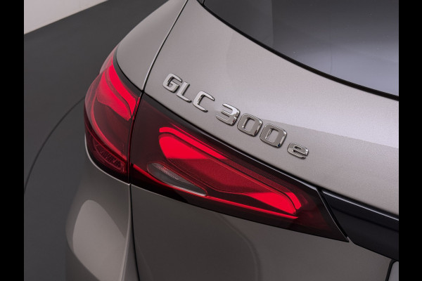 Mercedes-Benz GLC 300e AMG 4Matic // SoH 99% // Panoramadak // Trekhaak // Achterbank Verwarming // 360 Camera // Memory // Carplay // Night Pakke
