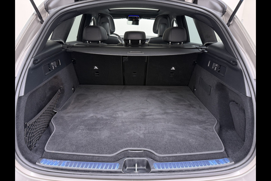 Mercedes-Benz GLC 300e AMG 4Matic // SoH 99% // Panoramadak // Trekhaak // Achterbank Verwarming // 360 Camera // Memory // Carplay // Night Pakke