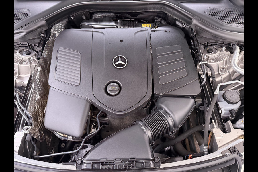 Mercedes-Benz GLC 300e AMG 4Matic // SoH 99% // Panoramadak // Trekhaak // Achterbank Verwarming // 360 Camera // Memory // Carplay // Night Pakke