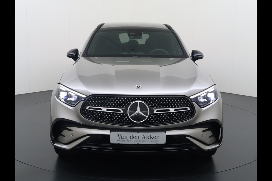 Mercedes-Benz GLC 300e AMG 4Matic // SoH 99% // Panoramadak // Trekhaak // Achterbank Verwarming // 360 Camera // Memory // Carplay // Night Pakke