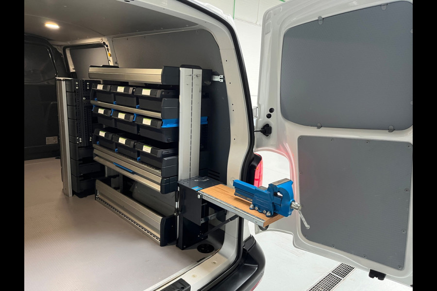 Volkswagen Transporter Automaat DSG Servicewagen 2.0 TDI 150pk L2H1 3Persoons Sortimo Inrichting, Airco, Navigatie, RIJKLAARPRIJS!