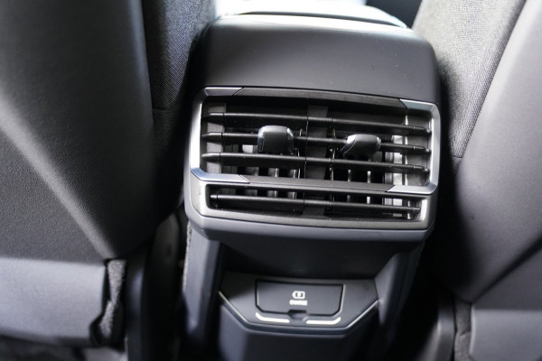 Lynk & Co 01 1.5|Prijs incl. 12 mnd garantie| PDC Panoramadak LMV Navi Apple carplay/Android auto Camera