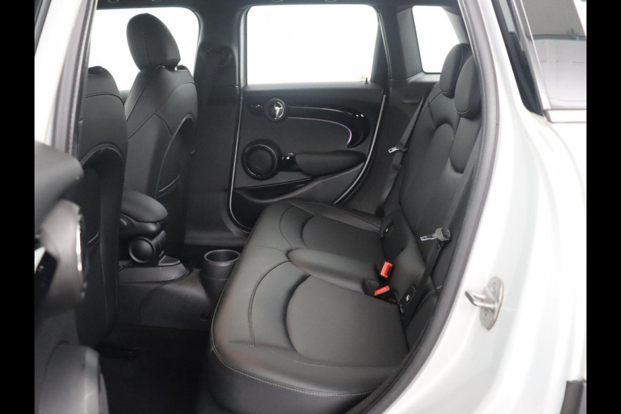 MINI 5-Deurs 1.5 Cooper Business Edition | Leder | Cruise control | Head-up | Camera | Park assist | Carplay | Climate control | 17" velgen
