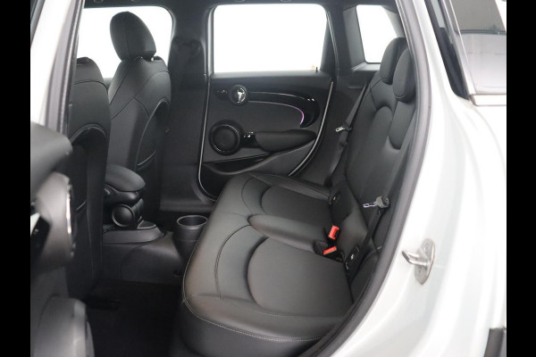 MINI 5-Deurs 1.5 Cooper Business Edition | Leder | Cruise control | Head-up | Camera | Park assist | Carplay | Climate control | 17" velgen