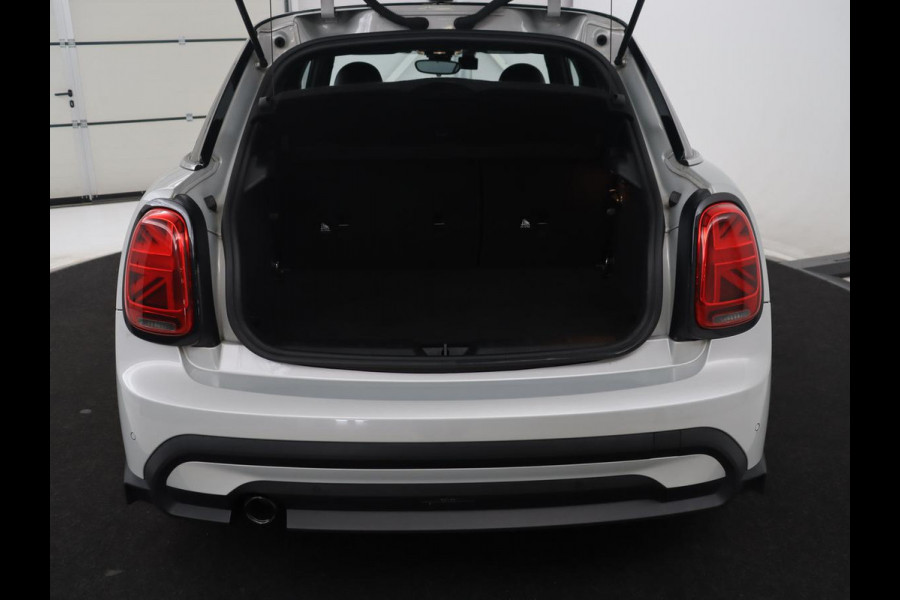 MINI 5-Deurs 1.5 Cooper Business Edition | Leder | Cruise control | Head-up | Camera | Park assist | Carplay | Climate control | 17" velgen