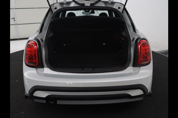 MINI 5-Deurs 1.5 Cooper Business Edition | Leder | Cruise control | Head-up | Camera | Park assist | Carplay | Climate control | 17" velgen