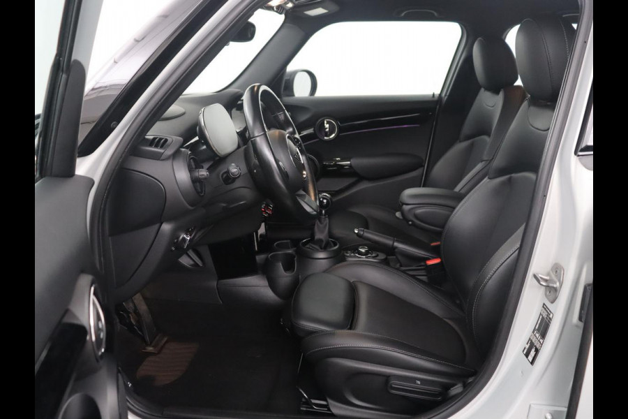 MINI 5-Deurs 1.5 Cooper Business Edition | Leder | Cruise control | Head-up | Camera | Park assist | Carplay | Climate control | 17" velgen