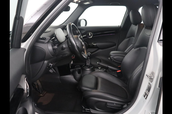 MINI 5-Deurs 1.5 Cooper Business Edition | Leder | Cruise control | Head-up | Camera | Park assist | Carplay | Climate control | 17" velgen