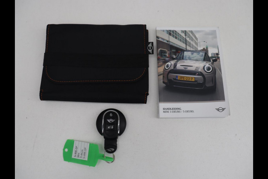 MINI 5-Deurs 1.5 Cooper Business Edition | Leder | Cruise control | Head-up | Camera | Park assist | Carplay | Climate control | 17" velgen