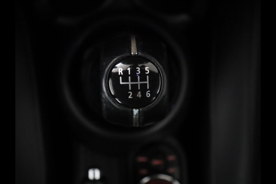MINI 5-Deurs 1.5 Cooper Business Edition | Leder | Cruise control | Head-up | Camera | Park assist | Carplay | Climate control | 17" velgen