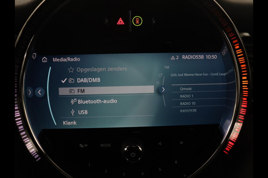 MINI 5-Deurs 1.5 Cooper Business Edition | Leder | Cruise control | Head-up | Camera | Park assist | Carplay | Climate control | 17" velgen