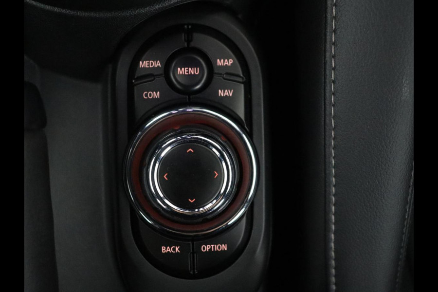 MINI 5-Deurs 1.5 Cooper Business Edition | Leder | Cruise control | Head-up | Camera | Park assist | Carplay | Climate control | 17" velgen